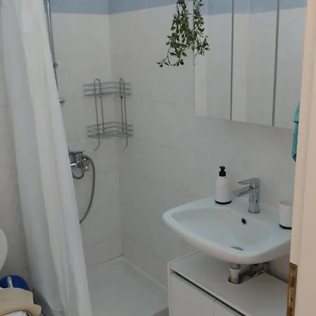 Sea Breeze Apartment *