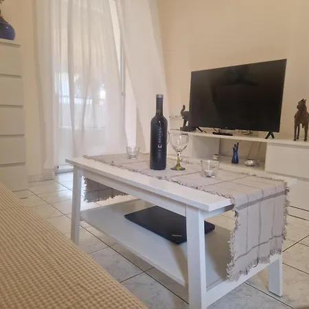 Sea Breeze Apartment *