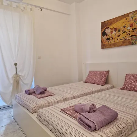 Sea Breeze Apartment *