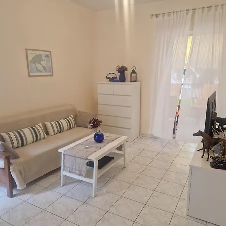 Sea Breeze Apartment *
