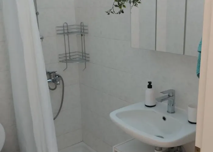 Sea Breeze Apartment *